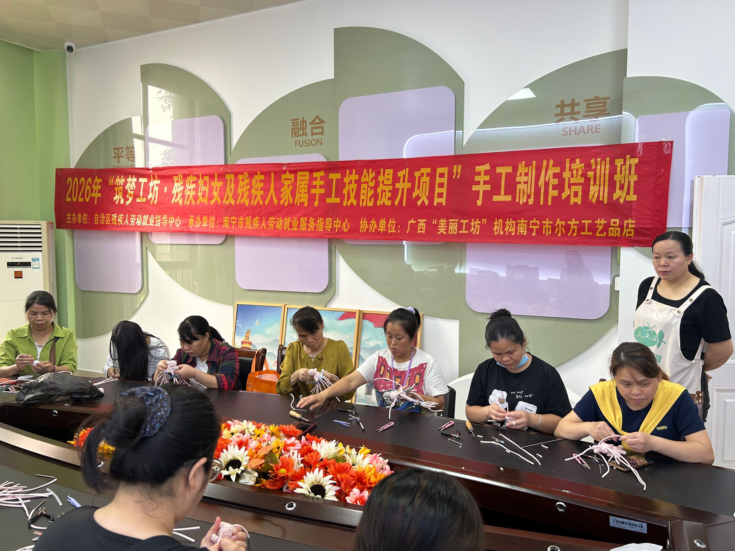 图为学员进行手工编织实训